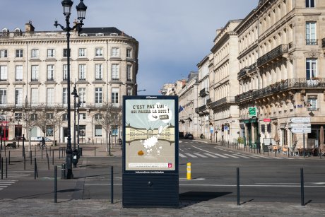 Campagne d'affichage pour lutter contre les déjections canines. Mairie de Bordeaux